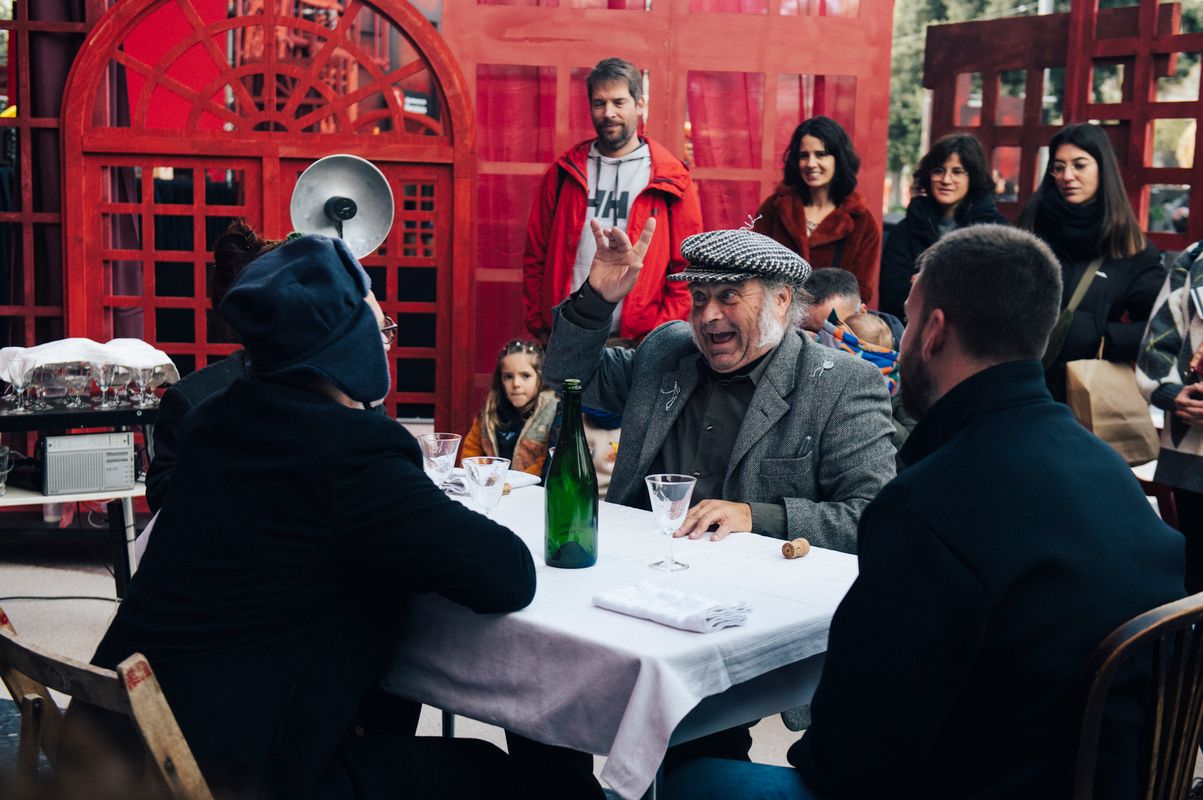 <div class='imageHoverDetail'>
             <p class='imageHoverTitle twoLineBreak'>Espectacle teatral en el marc del Barcelona Festival de Nadal</p>
             <p class='imageHoverAutor oneLineBreak'>Autor: Alice Brazzit</p>
             <button class='imageHoverBtn'>Mostra els detalls de la imatge <span class='sr-only'>Espectacle teatral en el marc del Barcelona Festival de Nadal</span></button>
             </div>