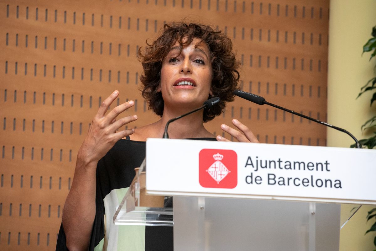 <div class='imageHoverDetail'>
             <p class='imageHoverTitle twoLineBreak'>Parlament de la il·lustradora Malika Favre</p>
             <p class='imageHoverAutor oneLineBreak'>Autor: Edu Bayer</p>
             <button class='imageHoverBtn'>Mostra els detalls de la imatge <span class='sr-only'>Parlament de la il·lustradora Malika Favre</span></button>
             </div>