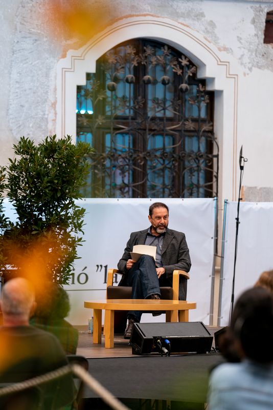 <div class='imageHoverDetail'>
             <p class='imageHoverTitle twoLineBreak'>Intervenció d'Àngel Puyol durant la taula rodona "Contra l'eclipsi de la frat...</p>
             <p class='imageHoverAutor oneLineBreak'>Autor: Mariona Gil</p>
             <button class='imageHoverBtn'>Mostra els detalls de la imatge <span class='sr-only'>Intervenció d'Àngel Puyol durant la taula rodona "Contra l'eclipsi de la frat...</span></button>
             </div>