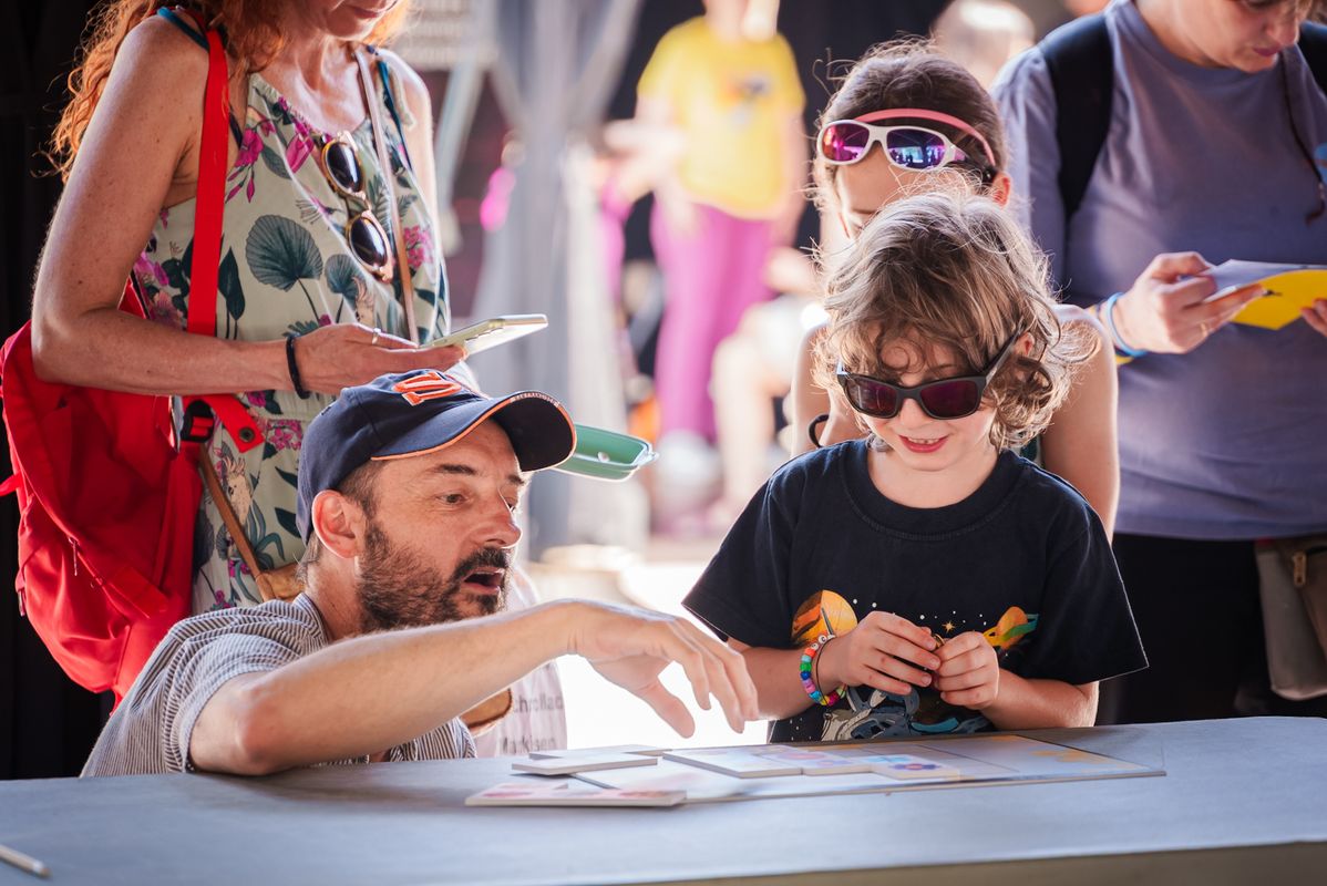 
             Un hombre con un niño jugando a los retos matemáticos en el día de la Fiesta ...
             
             Ver los detalles de la imagen Un hombre con un niño jugando a los retos matemáticos en el día de la Fiesta ...
             