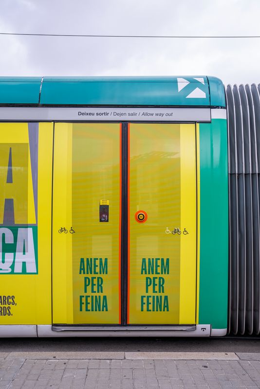
             Publicidad del Pla Endreça integrada en el tranvía de Barcelona.
             Autor: Paula Jaume
             Ver los detalles de la imagen Publicidad del Pla Endreça integrada en el tranvía de Barcelona.
             