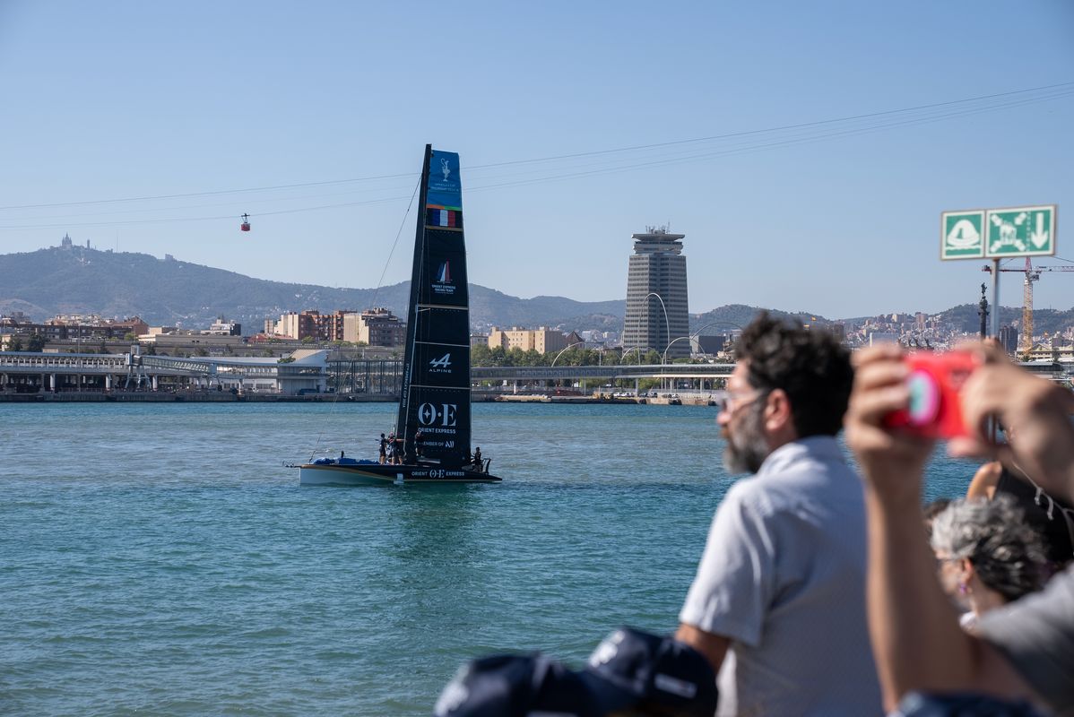 <div class='imageHoverDetail'>
             <p class='imageHoverTitle twoLineBreak'>Un vaixell navega a la presentació de "Tot a punt per a la Copa Amèrica", vis...</p>
             <p class='imageHoverAutor oneLineBreak'>Autor: Martí Petit</p>
             <button class='imageHoverBtn'>Mostra els detalls de la imatge <span class='sr-only'>Un vaixell navega a la presentació de "Tot a punt per a la Copa Amèrica", vis...</span></button>
             </div>