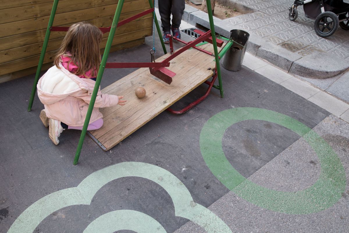 <div class='imageHoverDetail'>
             <p class='imageHoverTitle twoLineBreak'>Una nena juga amb un joc de fusta a l'entorn pacificat del “Protegim les esco...</p>
             <p class='imageHoverAutor oneLineBreak'>Autor: Òscar Giralt</p>
             <button class='imageHoverBtn'>Mostra els detalls de la imatge <span class='sr-only'>Una nena juga amb un joc de fusta a l'entorn pacificat del “Protegim les esco...</span></button>
             </div>