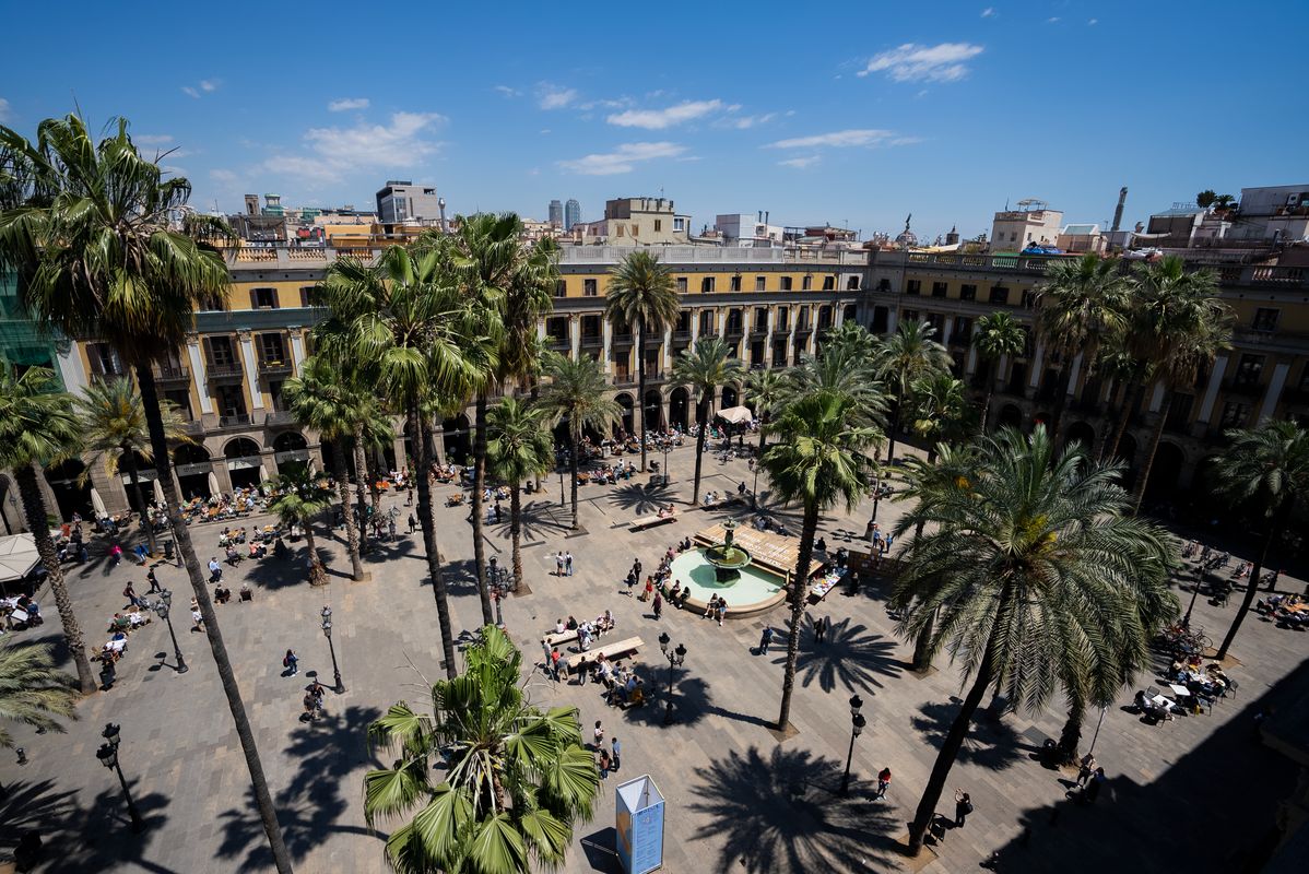 <div class='imageHoverDetail'>
             <p class='imageHoverTitle twoLineBreak'>Vista d’altura de la plaça del Rei, on té lloc una de les activitats del Mode...</p>
             <p class='imageHoverAutor oneLineBreak'>Autor: Laura Piqué</p>
             <button class='imageHoverBtn'>Mostra els detalls de la imatge <span class='sr-only'>Vista d’altura de la plaça del Rei, on té lloc una de les activitats del Mode...</span></button>
             </div>