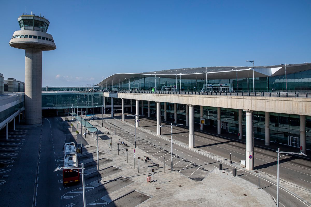 <div class='imageHoverDetail'>
             <p class='imageHoverTitle twoLineBreak'>Aeropuerto Josep Tarradellas Barcelona-El Prat. Vista de la zona de llegadas ...</p>
             <p class='imageHoverAutor oneLineBreak'>Autor: Edu Bayer</p>
             <button class='imageHoverBtn'>Ver los detalles de la imagen <span class='sr-only'>Aeropuerto Josep Tarradellas Barcelona-El Prat. Vista de la zona de llegadas ...</span></button>
             </div>
