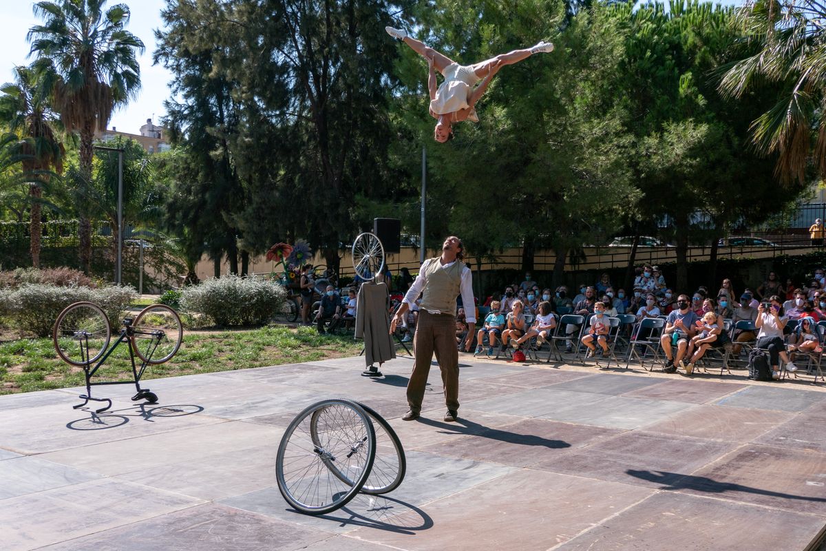 <div class='imageHoverDetail'>
             <p class='imageHoverTitle twoLineBreak'>Actuació de Duo Kaos a l'escenari del MAC Festival Duo als Jardins dels Drets...</p>
             <p class='imageHoverAutor oneLineBreak'>Autor: Manel Sala</p>
             <button class='imageHoverBtn'>Mostra els detalls de la imatge <span class='sr-only'>Actuació de Duo Kaos a l'escenari del MAC Festival Duo als Jardins dels Drets...</span></button>
             </div>