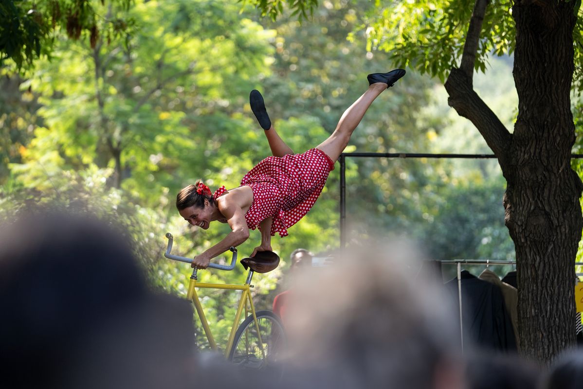 
             Jessica Arpin hace equilibrios en una bicicleta durante el espectáculo 