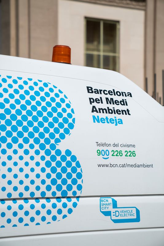 <div class='imageHoverDetail'>
             <p class='imageHoverTitle twoLineBreak'>Furgoneta de servei de Barcelona pel Medi Ambient</p>
             <p class='imageHoverAutor oneLineBreak'>Autor: Mariona Gil</p>
             <button class='imageHoverBtn'>Mostra els detalls de la imatge <span class='sr-only'>Furgoneta de servei de Barcelona pel Medi Ambient</span></button>
             </div>