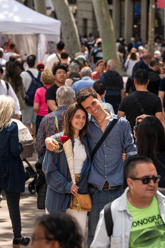 <div class='imageHoverDetail'>
             <p class='imageHoverTitle twoLineBreak'>Una dona i un home es fan una fotografia el dia de Sant Jordi</p>
             <p class='imageHoverAutor oneLineBreak'>Autor: Júlia Arnau</p>
             <button class='imageHoverBtn'>Mostra els detalls de la imatge <span class='sr-only'>Una dona i un home es fan una fotografia el dia de Sant Jordi</span></button>
             </div>