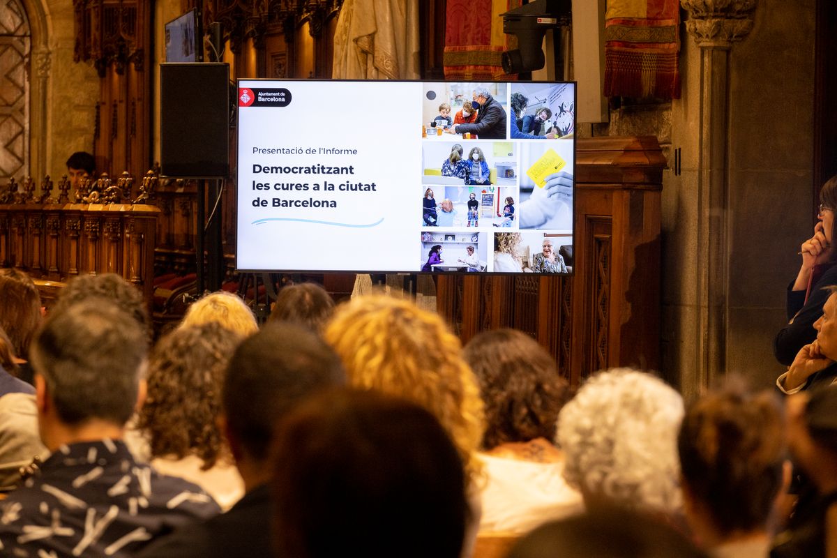 
             Pantalla on diu "Democratitzant les cures a la ciutat de Barcelona" durant la...
             Autor: Edu Bayer
             Mostra els detalls de la imatge Pantalla on diu "Democratitzant les cures a la ciutat de Barcelona" durant la...
             