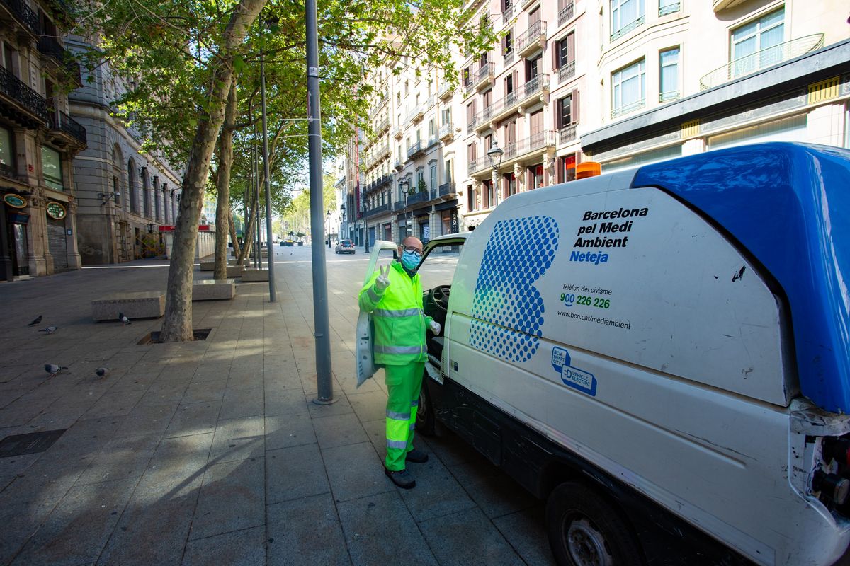 <div class='imageHoverDetail'>
             <p class='imageHoverTitle twoLineBreak'>Un treballador municipal al costat del seu vehicle dels serveis de neteja sal...</p>
             <p class='imageHoverAutor oneLineBreak'>Autor: Marc Lozano</p>
             <button class='imageHoverBtn'>Mostra els detalls de la imatge <span class='sr-only'>Un treballador municipal al costat del seu vehicle dels serveis de neteja sal...</span></button>
             </div>