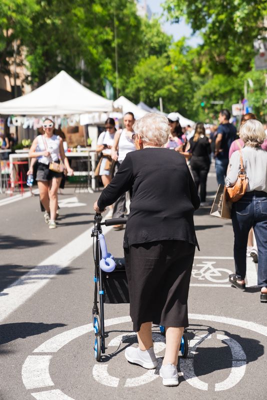 
             Una dona gran passeja per la Firentitats
             Autor: Josbel A. Tinoco
             Mostra els detalls de la imatge Una dona gran passeja per la Firentitats
             