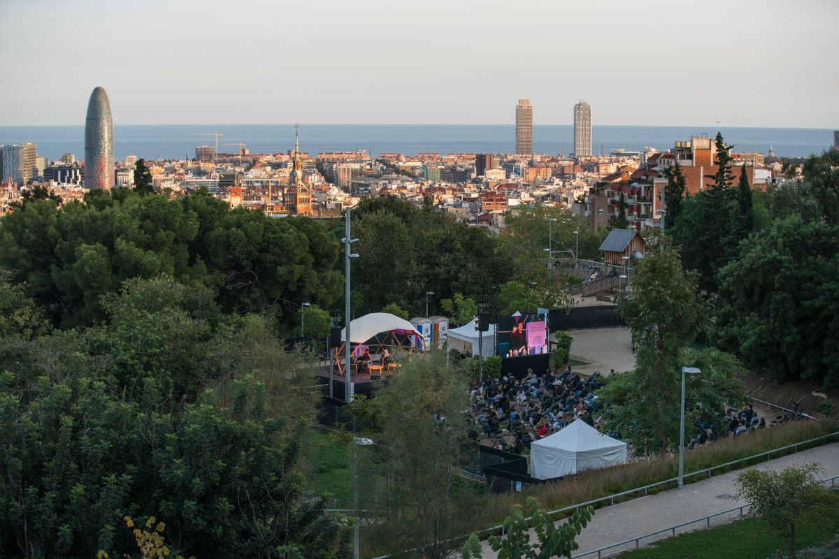 <div class='imageHoverDetail'>
             <p class='imageHoverTitle twoLineBreak'>Vistes de Barcelona al capvespre des dels jardins del Doctor Pla i Armengol m...</p>
             <p class='imageHoverAutor oneLineBreak'>Autor: Cesc Maymó</p>
             <button class='imageHoverBtn'>Mostra els detalls de la imatge <span class='sr-only'>Vistes de Barcelona al capvespre des dels jardins del Doctor Pla i Armengol m...</span></button>
             </div>