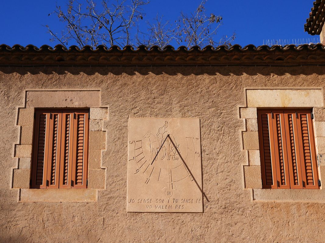 <div class='imageHoverDetail'>
             <p class='imageHoverTitle twoLineBreak'>Conjunt de Sant Martí de Provençals</p>
             <p class='imageHoverAutor oneLineBreak'>Autor: Vicente Zambrano</p>
             <button class='imageHoverBtn'>Mostra els detalls de la imatge <span class='sr-only'>Conjunt de Sant Martí de Provençals</span></button>
             </div>