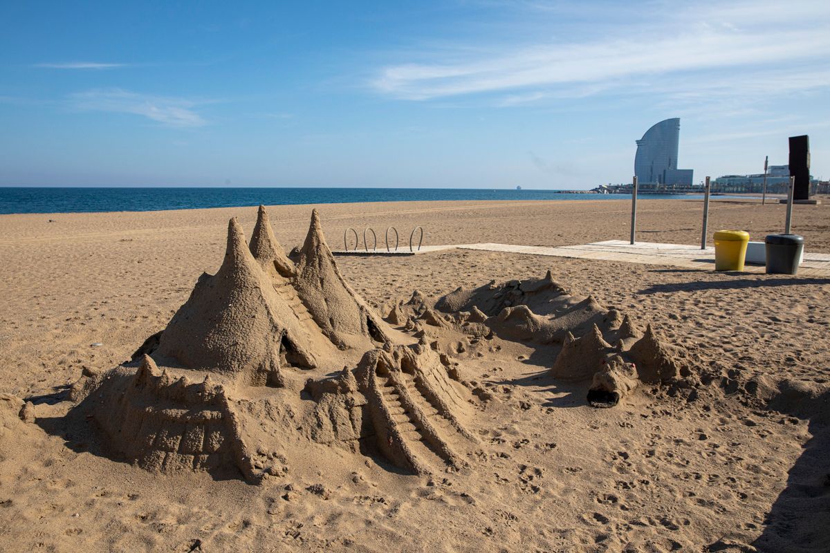 <div class='imageHoverDetail'>
             <p class='imageHoverTitle twoLineBreak'>Castell de sorra a la platja. Barri de la Barceloneta.</p>
             <p class='imageHoverAutor oneLineBreak'>Autor: Edu Bayer</p>
             <button class='imageHoverBtn'>Mostra els detalls de la imatge <span class='sr-only'>Castell de sorra a la platja. Barri de la Barceloneta.</span></button>
             </div>