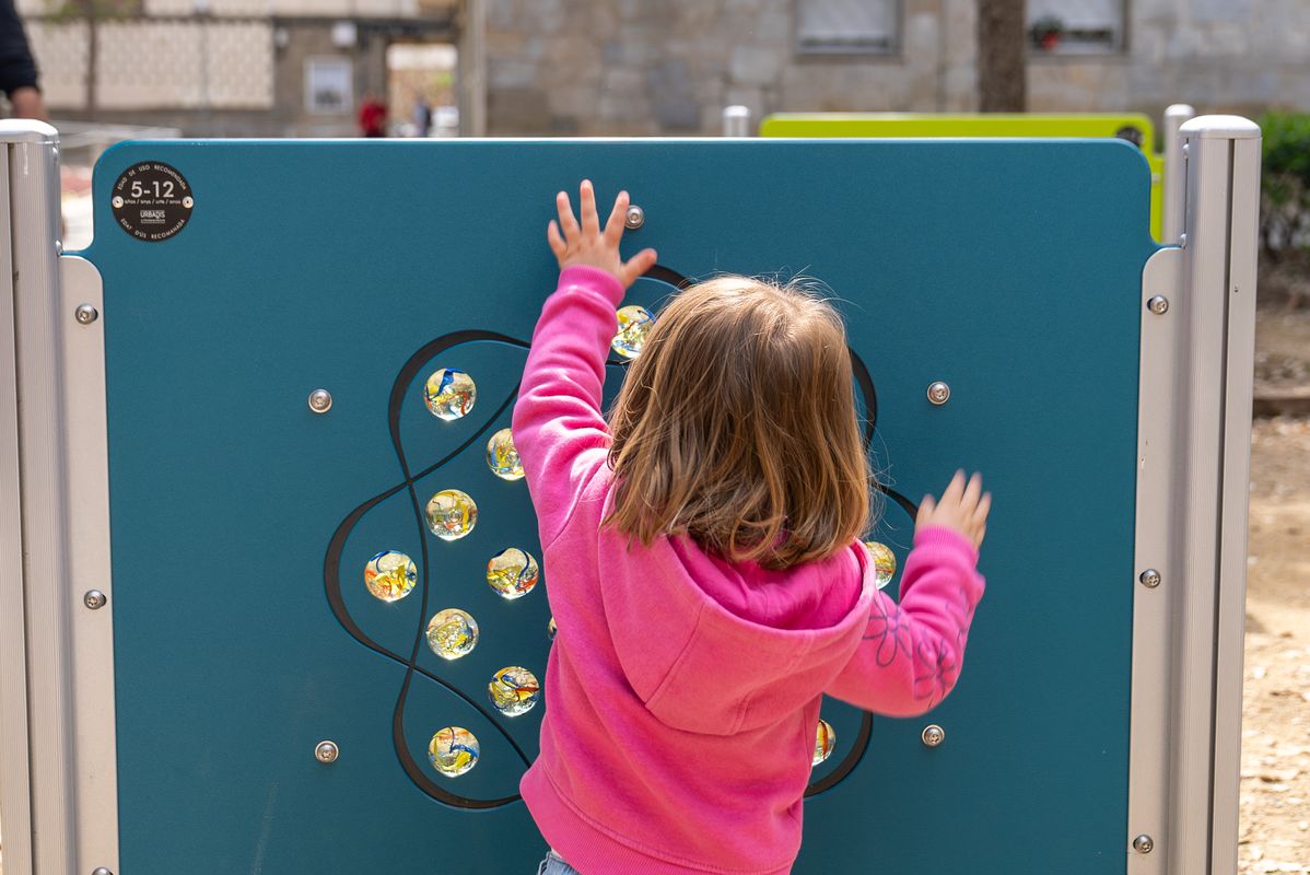 
             Una niña juega con una estructura de madera llena de bolas de cristal de colo...
             Autor: Júlia Arnau
             Ver los detalles de la imagen Una niña juega con una estructura de madera llena de bolas de cristal de colo...
             