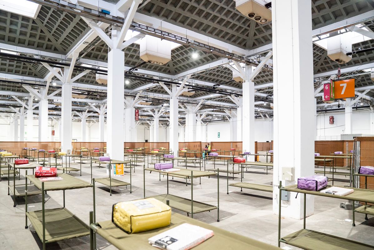 <div class='imageHoverDetail'>
             <p class='imageHoverTitle twoLineBreak'>Pavelló per a persones sense llar. Sala amb lliteres i roba de llit a sobre</p>
             <p class='imageHoverAutor oneLineBreak'>Autor: Clara Soler Chopo</p>
             <button class='imageHoverBtn'>Mostra els detalls de la imatge <span class='sr-only'>Pavelló per a persones sense llar. Sala amb lliteres i roba de llit a sobre</span></button>
             </div>