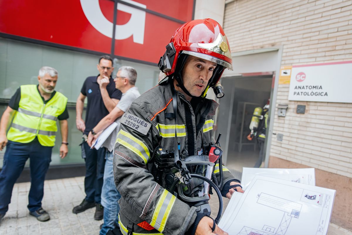 <div class='imageHoverDetail'>
             <p class='imageHoverTitle twoLineBreak'>Un membre del cos dels Bombers de Barcelona amb els plànols de l’edifici de l...</p>
             <p class='imageHoverAutor oneLineBreak'>Autor: Sergio Ramos Ladevesa</p>
             <button class='imageHoverBtn'>Mostra els detalls de la imatge <span class='sr-only'>Un membre del cos dels Bombers de Barcelona amb els plànols de l’edifici de l...</span></button>
             </div>