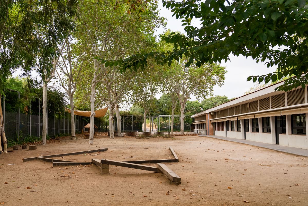 
             Pati de l’escola on es duu a terme el casal d’estiu Baobab
             Autor: Lucas Amillano
             Mostra els detalls de la imatge Pati de l’escola on es duu a terme el casal d’estiu Baobab
             