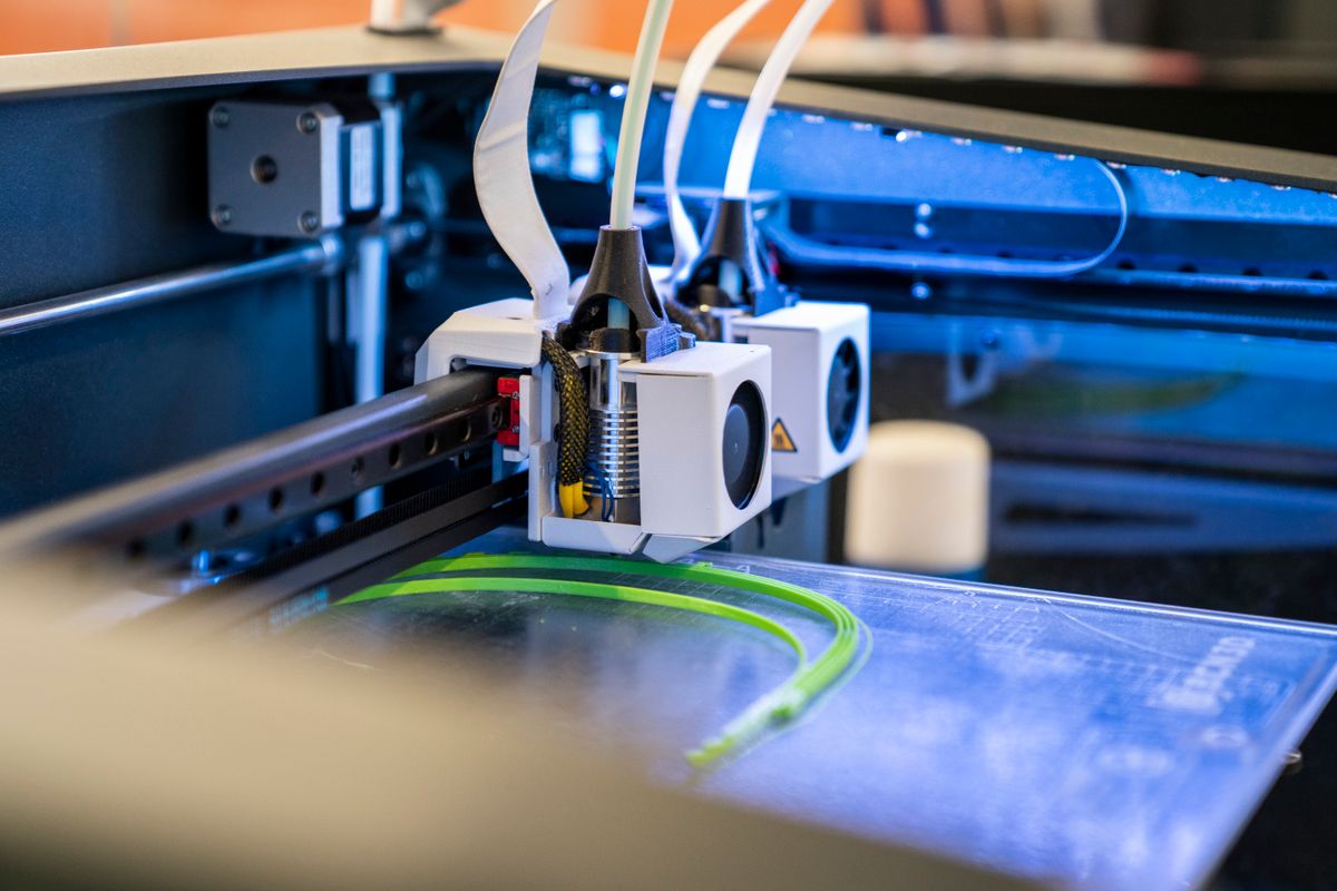 <div class='imageHoverDetail'>
             <p class='imageHoverTitle twoLineBreak'>Impressores 3D fabriquen peces de viseres per al personal sanitari</p>
             <p class='imageHoverAutor oneLineBreak'>Autor: Mònica Moreno</p>
             <button class='imageHoverBtn'>Mostra els detalls de la imatge <span class='sr-only'>Impressores 3D fabriquen peces de viseres per al personal sanitari</span></button>
             </div>