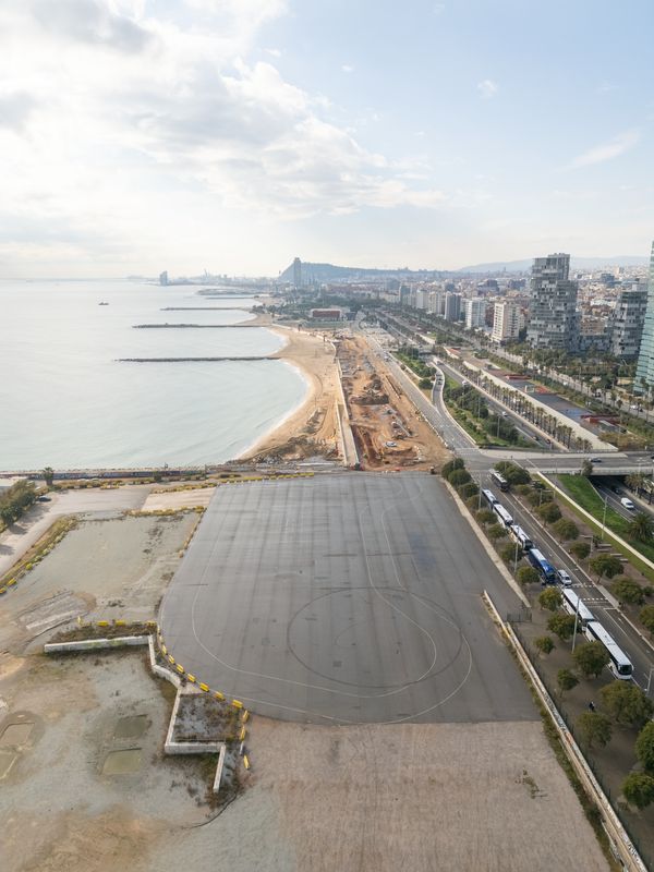 <div class='imageHoverDetail'>
             <p class='imageHoverTitle twoLineBreak'>Imatge aèria de les obres del dic de recer i la bocana del Port Fòrum</p>
             <p class='imageHoverAutor oneLineBreak'>Autor: Júlia Arnau</p>
             <button class='imageHoverBtn'>Mostra els detalls de la imatge <span class='sr-only'>Imatge aèria de les obres del dic de recer i la bocana del Port Fòrum</span></button>
             </div>