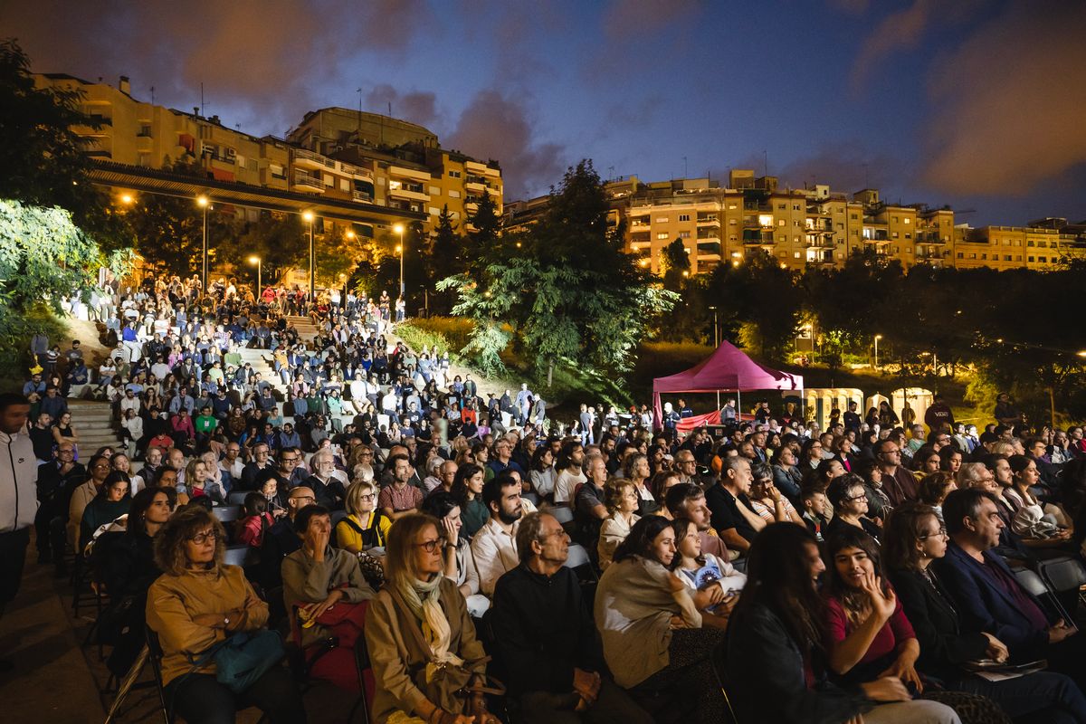<div class='imageHoverDetail'>
             <p class='imageHoverTitle twoLineBreak'>Públic assegut als Jardins del Doctor Pla i Armengol per assistir al concert ...</p>
             <p class='imageHoverAutor oneLineBreak'>Autor: Cesc Maymó</p>
             <button class='imageHoverBtn'>Mostra els detalls de la imatge <span class='sr-only'>Públic assegut als Jardins del Doctor Pla i Armengol per assistir al concert ...</span></button>
             </div>