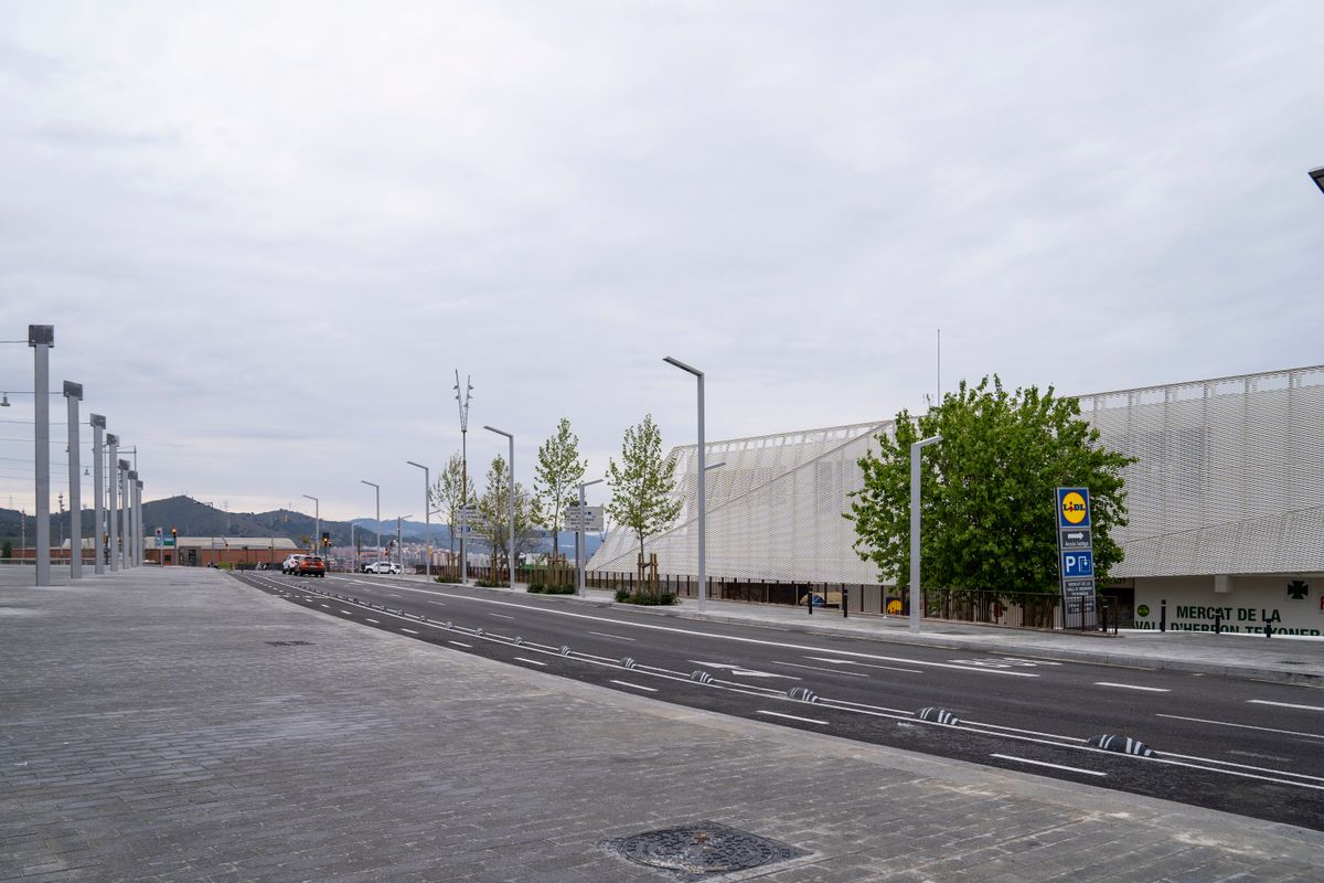 <div class='imageHoverDetail'>
             <p class='imageHoverTitle twoLineBreak'>Passeig de la Vall d’Hebron a l’altura del Mercat de la Vall d’Hebron a mig m...</p>
             <p class='imageHoverAutor oneLineBreak'>Autor: Isaac Planella</p>
             <button class='imageHoverBtn'>Mostra els detalls de la imatge <span class='sr-only'>Passeig de la Vall d’Hebron a l’altura del Mercat de la Vall d’Hebron a mig m...</span></button>
             </div>