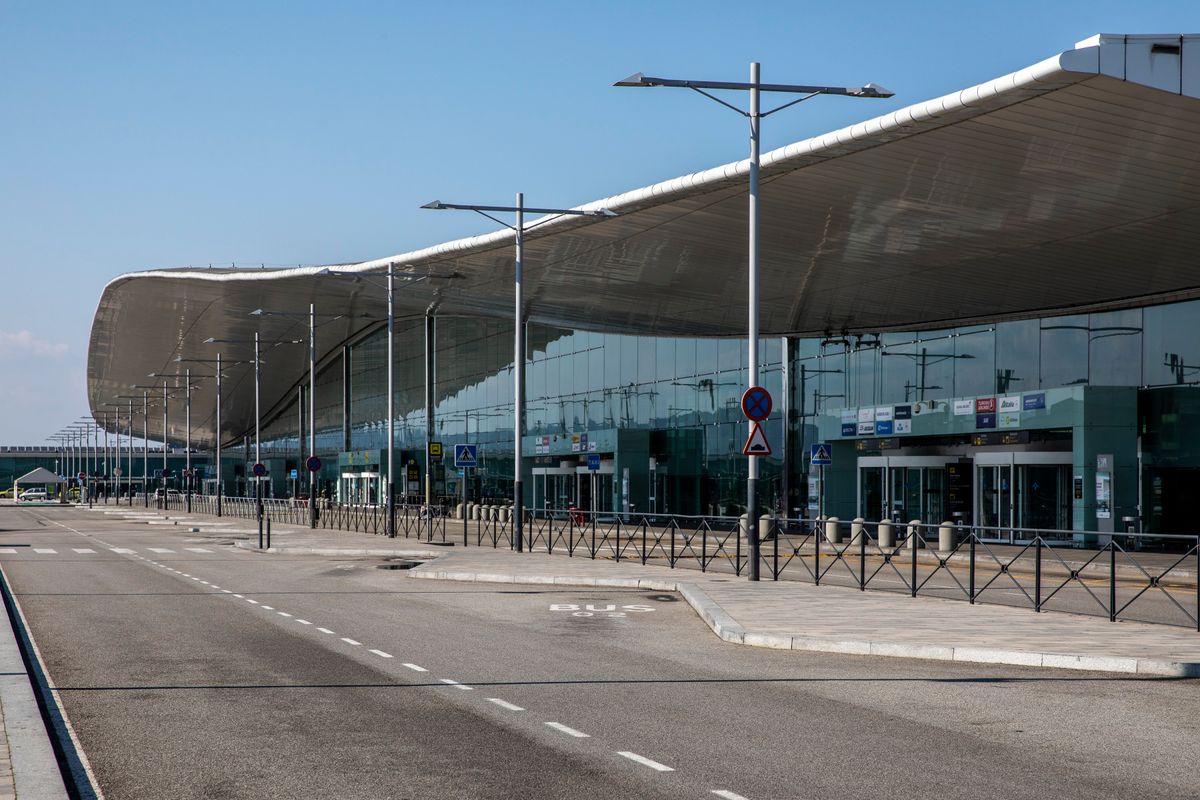 <div class='imageHoverDetail'>
             <p class='imageHoverTitle twoLineBreak'>Aeroport Josep Tarradellas Barcelona-el Prat Terminal 1. Façana exterior de l...</p>
             <p class='imageHoverAutor oneLineBreak'>Autor: Edu Bayer</p>
             <button class='imageHoverBtn'>Mostra els detalls de la imatge <span class='sr-only'>Aeroport Josep Tarradellas Barcelona-el Prat Terminal 1. Façana exterior de l...</span></button>
             </div>