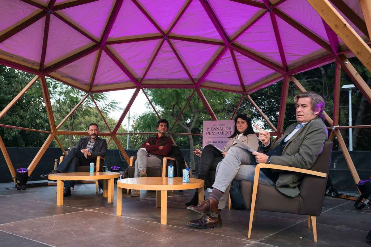 <div class='imageHoverDetail'>
             <p class='imageHoverTitle twoLineBreak'>Taula rodona "Hiperdemocràcia i liberalisme: Per a què serveixen els drets?" ...</p>
             <p class='imageHoverAutor oneLineBreak'>Autor: Cesc Maymó</p>
             <button class='imageHoverBtn'>Mostra els detalls de la imatge <span class='sr-only'>Taula rodona "Hiperdemocràcia i liberalisme: Per a què serveixen els drets?" ...</span></button>
             </div>