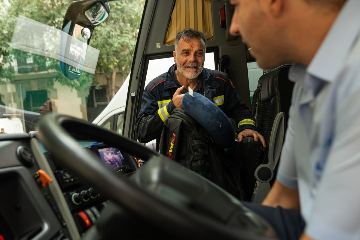 <div class='imageHoverDetail'>
             <p class='imageHoverTitle twoLineBreak'>Un bomber puja a un autobús que marxarà al nou comboi al País Valencià</p>
             <p class='imageHoverAutor oneLineBreak'>Autor: Lucas Amillano</p>
             <button class='imageHoverBtn'>Mostra els detalls de la imatge <span class='sr-only'>Un bomber puja a un autobús que marxarà al nou comboi al País Valencià</span></button>
             </div>