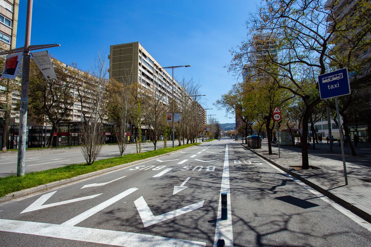 <div class='imageHoverDetail'>
             <p class='imageHoverTitle twoLineBreak'>Carrer de Tarragona, prop de Sants Estació, amb la plaça d’Espanya al fons. D...</p>
             <p class='imageHoverAutor oneLineBreak'>Autor: Marc Lozano</p>
             <button class='imageHoverBtn'>Mostra els detalls de la imatge <span class='sr-only'>Carrer de Tarragona, prop de Sants Estació, amb la plaça d’Espanya al fons. D...</span></button>
             </div>