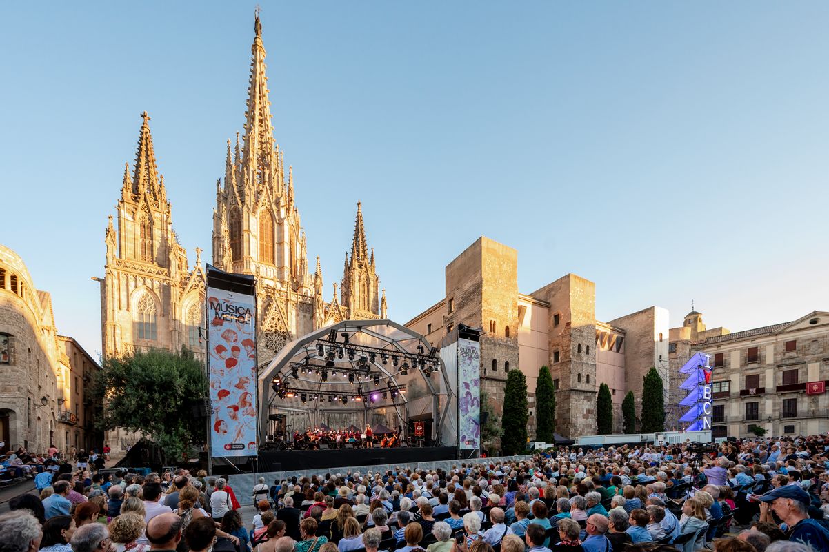 <div class='imageHoverDetail'>
             <p class='imageHoverTitle twoLineBreak'>Escenari davant de la catedral i públic assistent a l’actuació del Cor Clavé ...</p>
             <p class='imageHoverAutor oneLineBreak'>Autor: Víctor Parreño Vidiella</p>
             <button class='imageHoverBtn'>Mostra els detalls de la imatge <span class='sr-only'>Escenari davant de la catedral i públic assistent a l’actuació del Cor Clavé ...</span></button>
             </div>