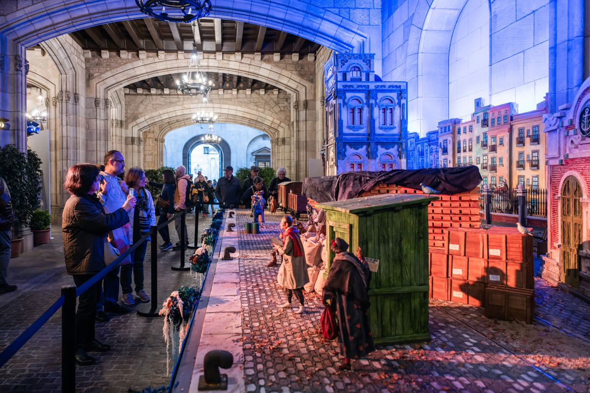 <div class='imageHoverDetail'>
             <p class='imageHoverTitle twoLineBreak'>Visitantes ante el pesebre tradicional del Patio de Carruajes del Ayuntamiento</p>
             <p class='imageHoverAutor oneLineBreak'>Autor: Eduard Pedrocchi</p>
             <button class='imageHoverBtn'>Ver los detalles de la imagen <span class='sr-only'>Visitantes ante el pesebre tradicional del Patio de Carruajes del Ayuntamiento</span></button>
             </div>