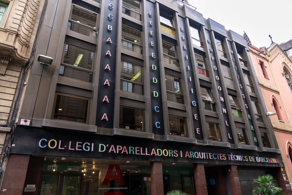 
             Rètol del Col·legi d’Aparelladors i Arquitectes Tècnics de Barcelona.
             Autor: Elena Pastor
             Mostra els detalls de la imatge Rètol del Col·legi d’Aparelladors i Arquitectes Tècnics de Barcelona.
             