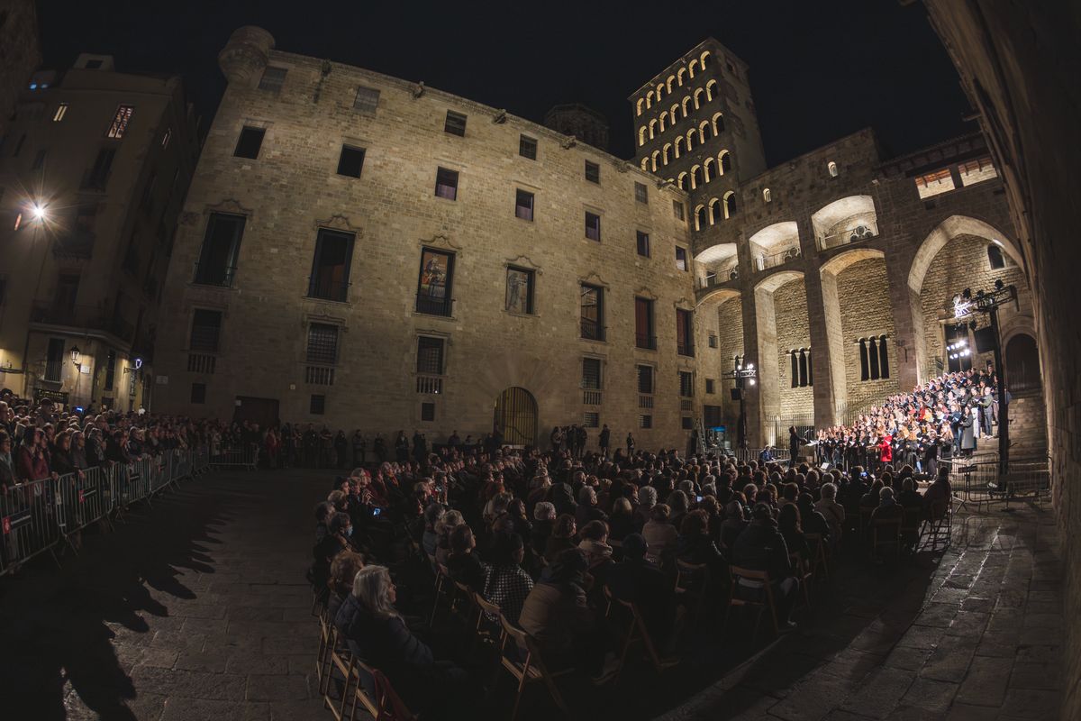 <div class='imageHoverDetail'>
             <p class='imageHoverTitle twoLineBreak'>Vista de la plaça del Rei amb el públic assistent al concert de Nadal de l'Or...</p>
             <p class='imageHoverAutor oneLineBreak'>Autor: Xavi Torrent</p>
             <button class='imageHoverBtn'>Mostra els detalls de la imatge <span class='sr-only'>Vista de la plaça del Rei amb el públic assistent al concert de Nadal de l'Or...</span></button>
             </div>