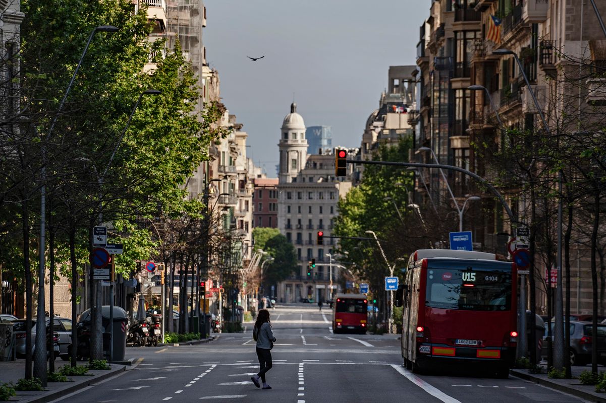 <div class='imageHoverDetail'>
             <p class='imageHoverTitle twoLineBreak'>Districte de l’Eixample. Carrer de Balmes vist des de l’avinguda Diagonal amb...</p>
             <p class='imageHoverAutor oneLineBreak'>Autor: Laura Guerrero</p>
             <button class='imageHoverBtn'>Mostra els detalls de la imatge <span class='sr-only'>Districte de l’Eixample. Carrer de Balmes vist des de l’avinguda Diagonal amb...</span></button>
             </div>