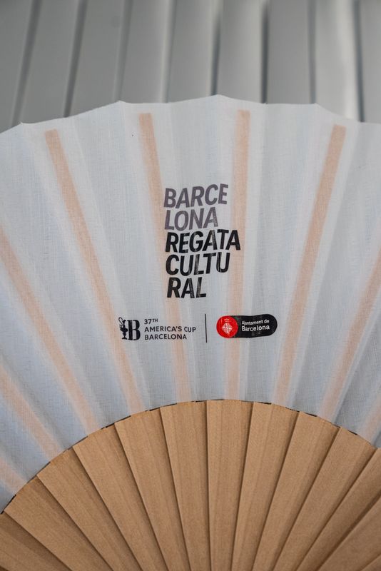 <div class='imageHoverDetail'>
             <p class='imageHoverTitle twoLineBreak'>Ventall de promoció per a la primera regata de la Copa Amèrica</p>
             <p class='imageHoverAutor oneLineBreak'>Autor: Júlia Arnau</p>
             <button class='imageHoverBtn'>Mostra els detalls de la imatge <span class='sr-only'>Ventall de promoció per a la primera regata de la Copa Amèrica</span></button>
             </div>