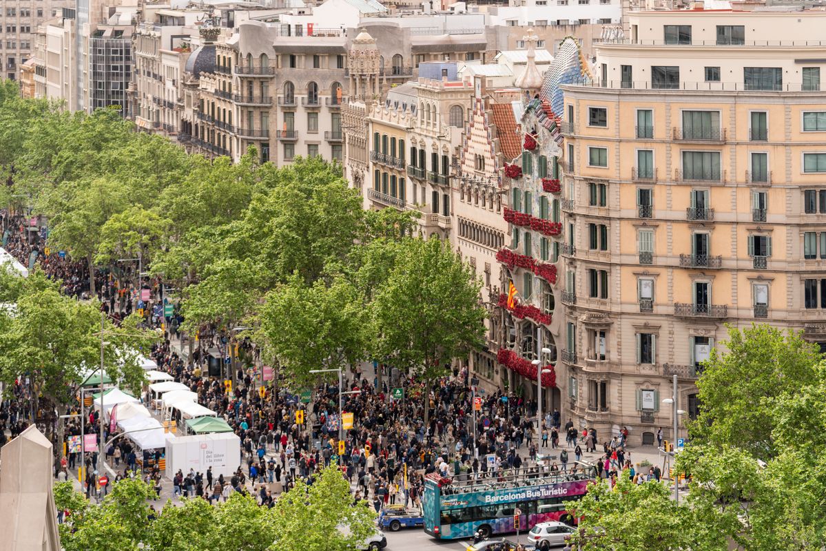 <div class='imageHoverDetail'>
             <p class='imageHoverTitle twoLineBreak'>Vistes en altura de la gent caminant per la superilla literària al passeig de...</p>
             <p class='imageHoverAutor oneLineBreak'>Autor: Isaac Planella</p>
             <button class='imageHoverBtn'>Mostra els detalls de la imatge <span class='sr-only'>Vistes en altura de la gent caminant per la superilla literària al passeig de...</span></button>
             </div>