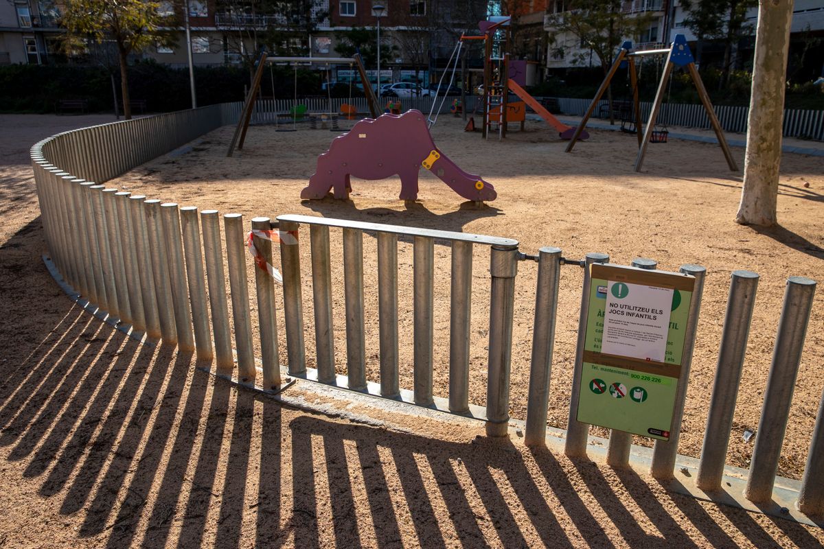 <div class='imageHoverDetail'>
             <p class='imageHoverTitle twoLineBreak'>Jardins de Can Mantega amb la porta precintada i un avís que demana no utilit...</p>
             <p class='imageHoverAutor oneLineBreak'>Autor: Edu Bayer</p>
             <button class='imageHoverBtn'>Mostra els detalls de la imatge <span class='sr-only'>Jardins de Can Mantega amb la porta precintada i un avís que demana no utilit...</span></button>
             </div>