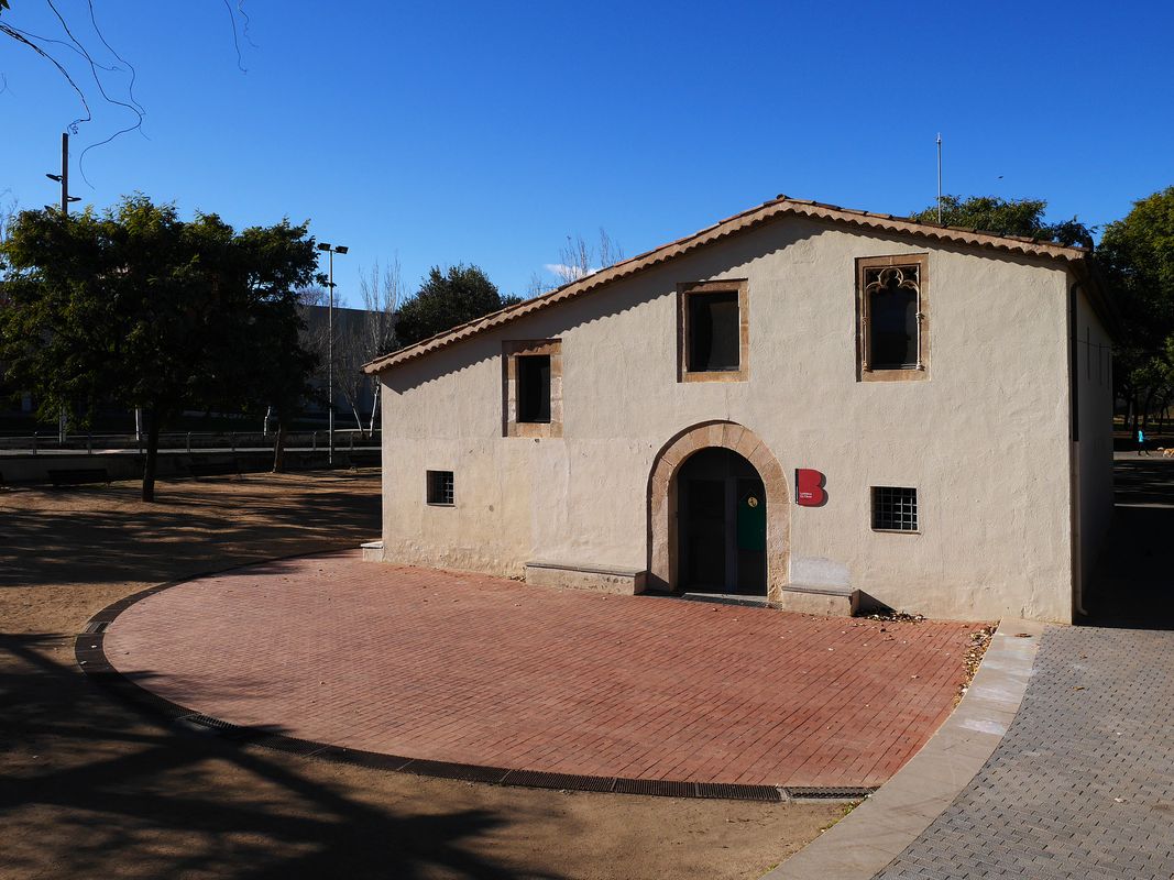 <div class='imageHoverDetail'>
             <p class='imageHoverTitle twoLineBreak'>Conjunt de Sant Martí de Provençals</p>
             <p class='imageHoverAutor oneLineBreak'>Autor: Vicente Zambrano</p>
             <button class='imageHoverBtn'>Mostra els detalls de la imatge <span class='sr-only'>Conjunt de Sant Martí de Provençals</span></button>
             </div>