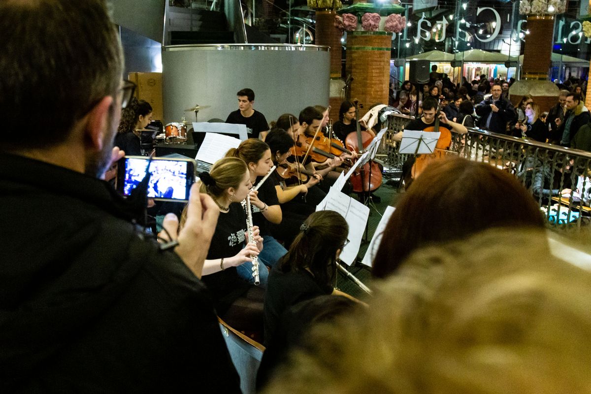 <div class='imageHoverDetail'>
             <p class='imageHoverTitle twoLineBreak'>Secció de corda i vent al concert commemoratiu del 25è aniversari de les Esco...</p>
             <p class='imageHoverAutor oneLineBreak'>Autor: Marc Lozano</p>
             <button class='imageHoverBtn'>Mostra els detalls de la imatge <span class='sr-only'>Secció de corda i vent al concert commemoratiu del 25è aniversari de les Esco...</span></button>
             </div>