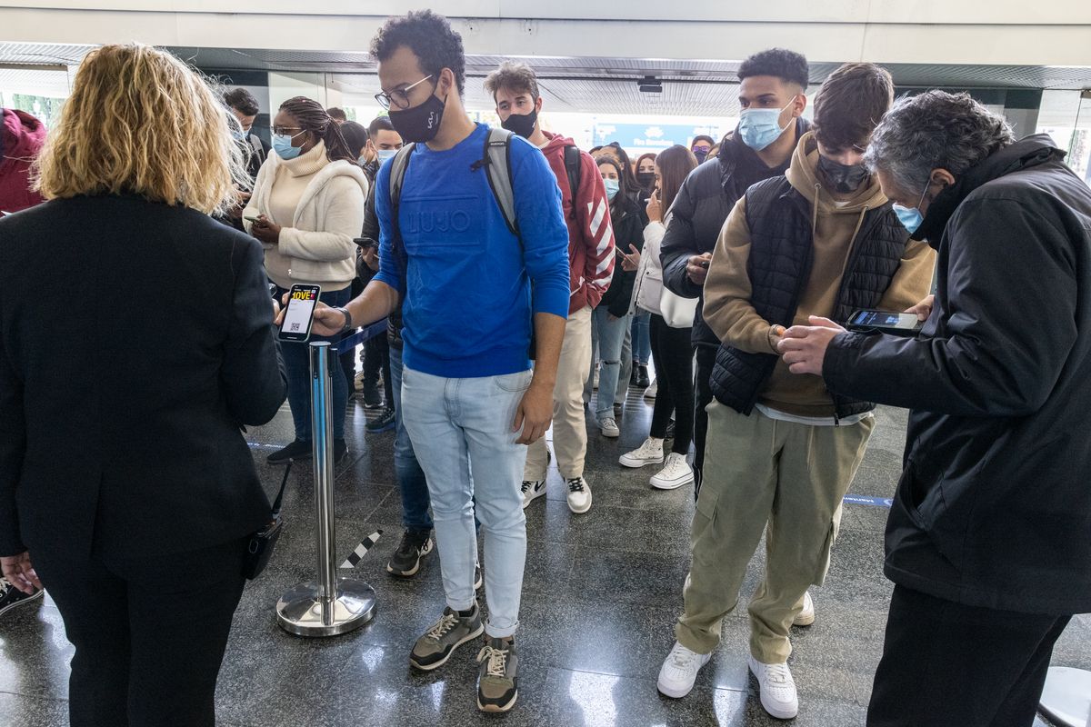 <div class='imageHoverDetail'>
             <p class='imageHoverTitle twoLineBreak'>Assistents al Bizbarcelona i Saló de l'Ocupació fent cua i mostrant les seves...</p>
             <p class='imageHoverAutor oneLineBreak'>Autor: Edu Bayer</p>
             <button class='imageHoverBtn'>Mostra els detalls de la imatge <span class='sr-only'>Assistents al Bizbarcelona i Saló de l'Ocupació fent cua i mostrant les seves...</span></button>
             </div>