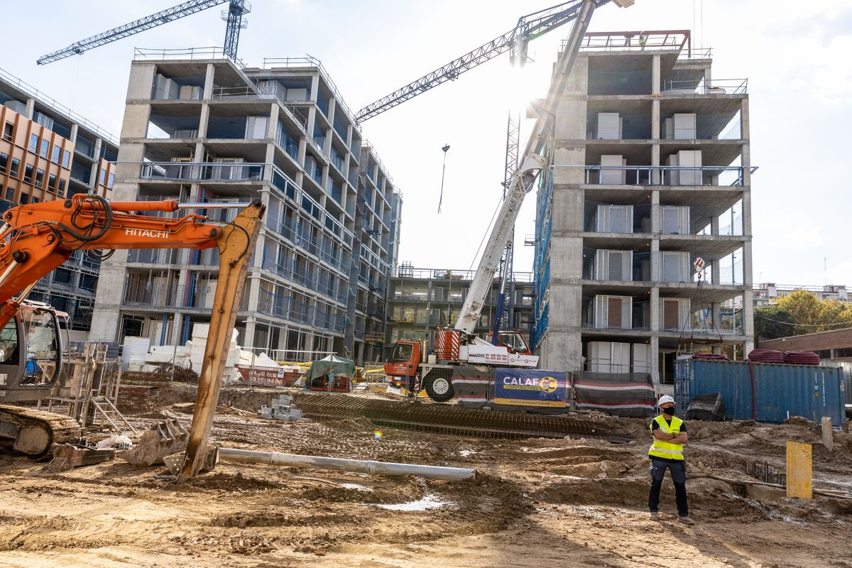 
             Solar on ha de construir-se la nova promoció de 140 habitatges públics al car...
             Autor: Edu Bayer
             Mostra els detalls de la imatge Solar on ha de construir-se la nova promoció de 140 habitatges públics al car...
             