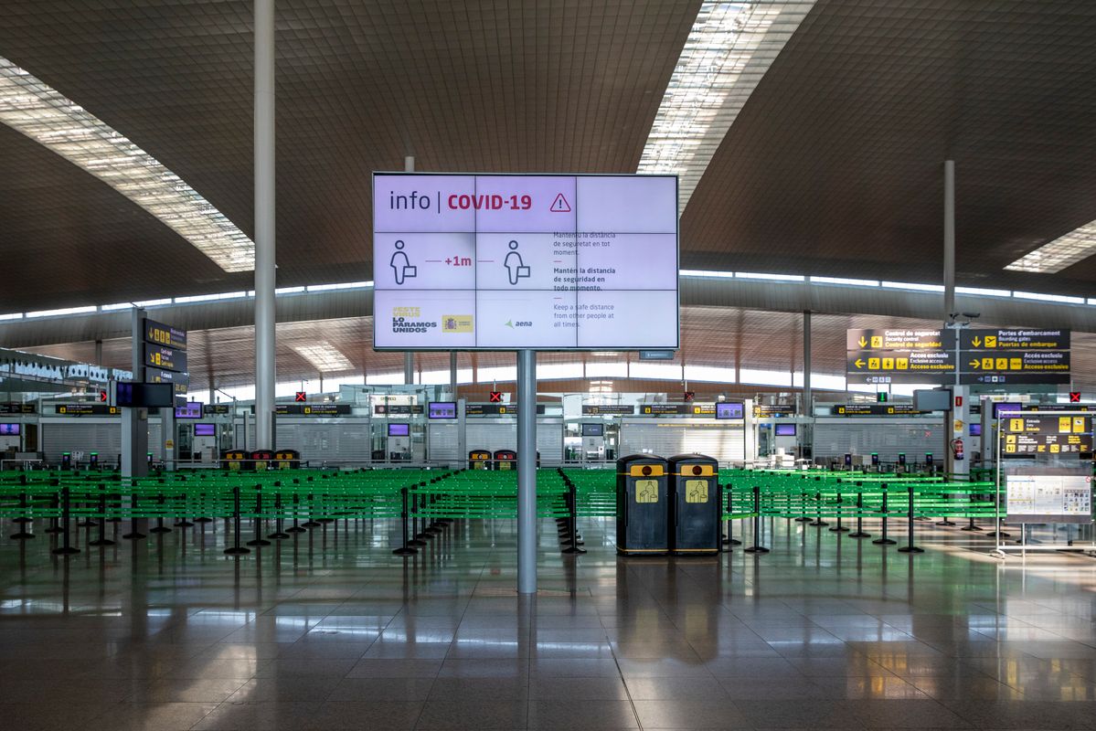 <div class='imageHoverDetail'>
             <p class='imageHoverTitle twoLineBreak'>Aeroport Josep Tarradellas Barcelona-el Prat. Terminal 1, zona de control de ...</p>
             <p class='imageHoverAutor oneLineBreak'>Autor: Edu Bayer</p>
             <button class='imageHoverBtn'>Mostra els detalls de la imatge <span class='sr-only'>Aeroport Josep Tarradellas Barcelona-el Prat. Terminal 1, zona de control de ...</span></button>
             </div>