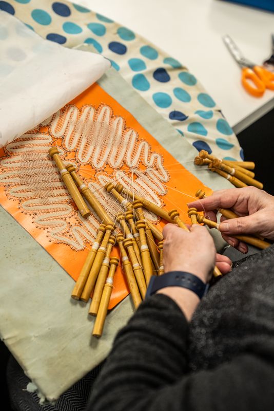 
             Detall d’unes mans fent punta de boixets a l’Espai de Gent Gran Montserrat ...
             Autor: Paula Jaume
             Mostra els detalls de la imatge Detall d’unes mans fent punta de boixets a l’Espai de Gent Gran Montserrat ...
             
