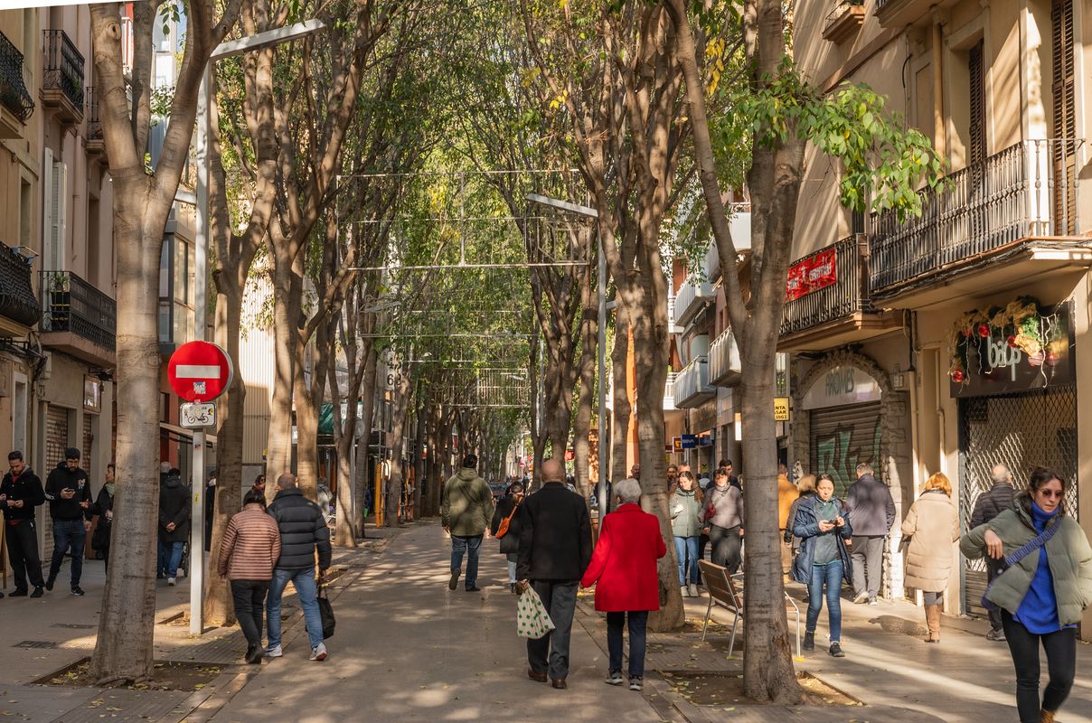 
             Veïns passegen pel carrer Gran de Sant Andreu.
             Autor: Lucas Amillano
             Mostra els detalls de la imatge Veïns passegen pel carrer Gran de Sant Andreu.
             