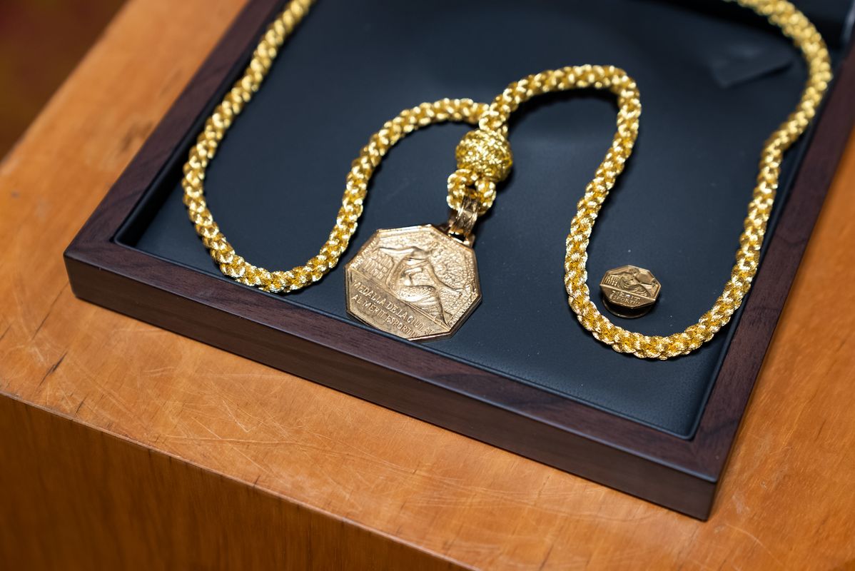 <div class='imageHoverDetail'>
             <p class='imageHoverTitle twoLineBreak'>Medalla d'Or al mèrit esportiu que es lliurarà a en Manuel Ibern i en Juli Pe...</p>
             <p class='imageHoverAutor oneLineBreak'>Autor: Àlex Losada</p>
             <button class='imageHoverBtn'>Mostra els detalls de la imatge <span class='sr-only'>Medalla d'Or al mèrit esportiu que es lliurarà a en Manuel Ibern i en Juli Pe...</span></button>
             </div>