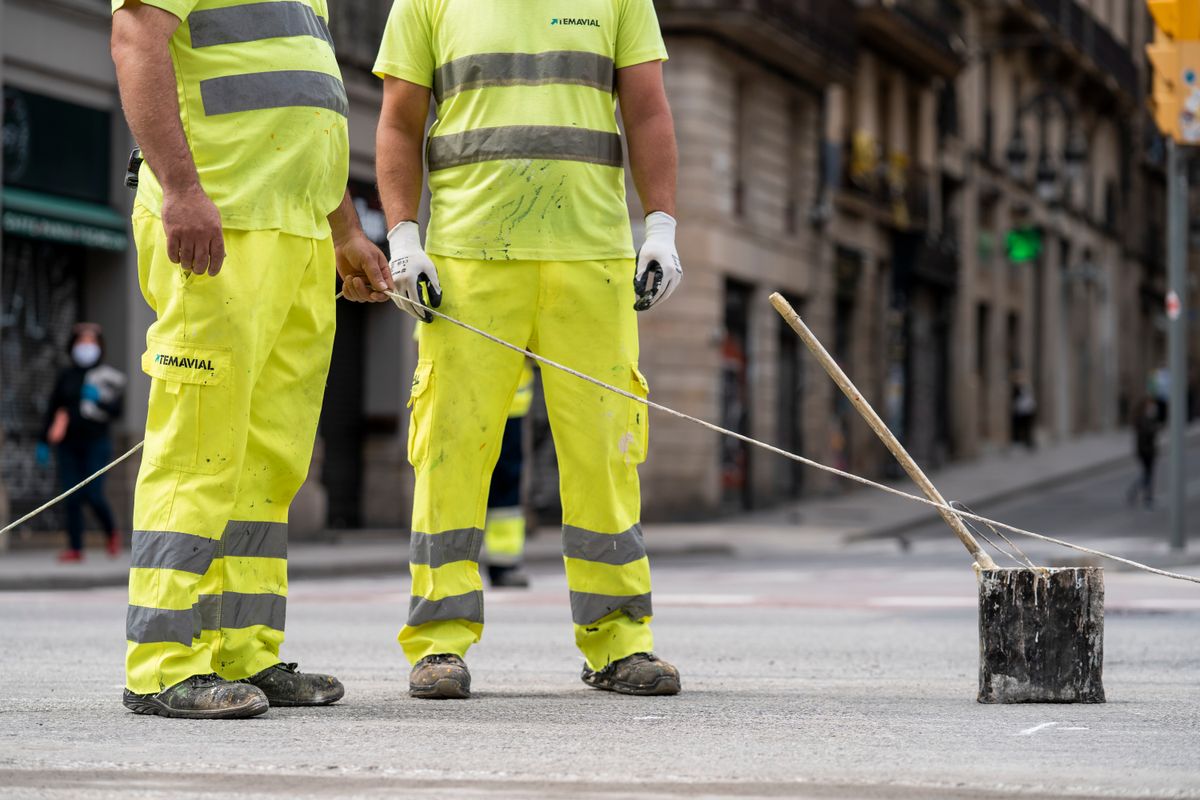 <div class='imageHoverDetail'>
             <p class='imageHoverTitle twoLineBreak'>Dos operaris de les obres d'ampliació de voreres a la via Laietana prenent mi...</p>
             <p class='imageHoverAutor oneLineBreak'>Autor: Isaac Planella</p>
             <button class='imageHoverBtn'>Mostra els detalls de la imatge <span class='sr-only'>Dos operaris de les obres d'ampliació de voreres a la via Laietana prenent mi...</span></button>
             </div>