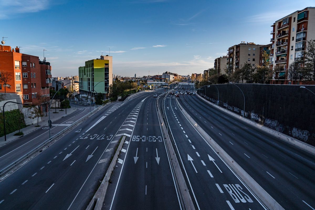 <div class='imageHoverDetail'>
             <p class='imageHoverTitle twoLineBreak'>Avinguda Meridiana a la Trinitat Vella i la Trinitat Nova totalment buida</p>
             <p class='imageHoverAutor oneLineBreak'>Autor: Laura Guerrero</p>
             <button class='imageHoverBtn'>Mostra els detalls de la imatge <span class='sr-only'>Avinguda Meridiana a la Trinitat Vella i la Trinitat Nova totalment buida</span></button>
             </div>