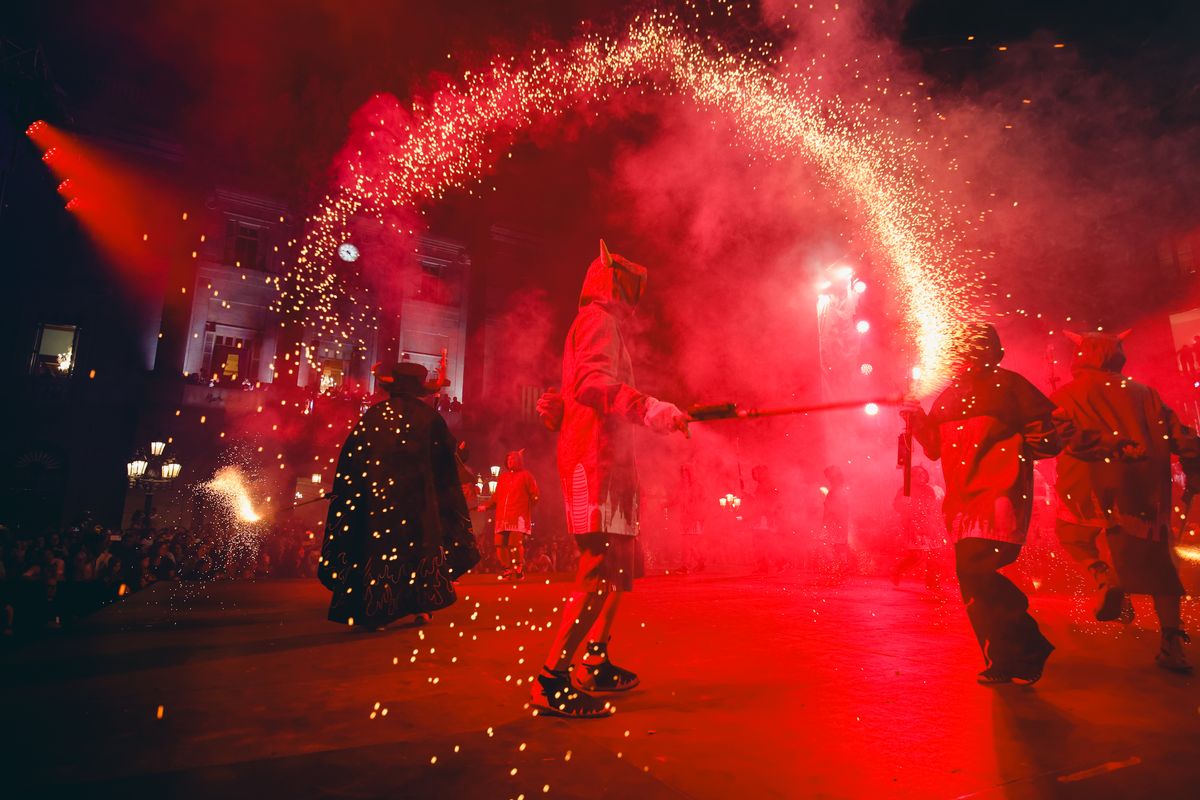 
             Espectacle de les colles de Diables de la ciutat durant el toc d